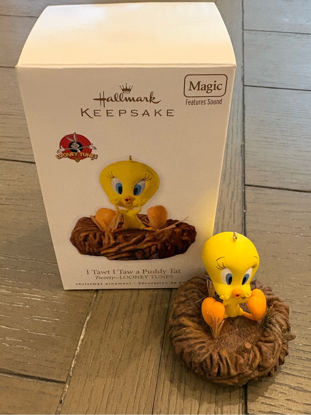 2010 Hallmark keepsake “I Tawt I Taw a Puddy Tat” Tweety Bird Ornament